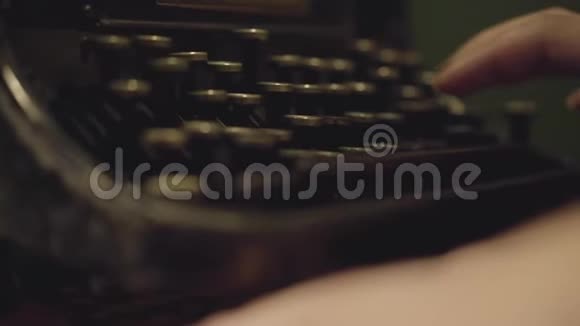 男性手在印刷机上打字特写旧打字机视频的预览图