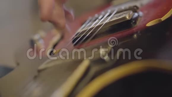弹吉他特写的琴弦的人的手视频的预览图