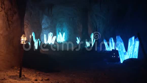 蓝色神秘洞穴与闪闪发光的水晶的魔力视频的预览图