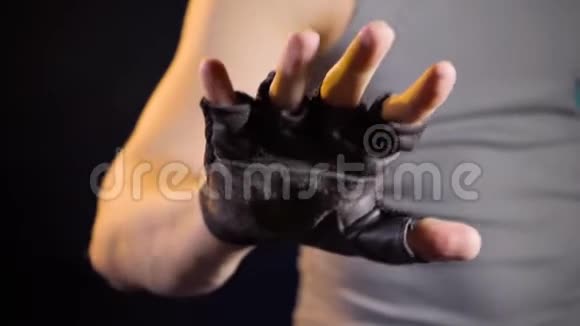 戴运动手套热身的拳击手视频的预览图