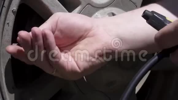 人在本质上检查轮胎压力视频的预览图