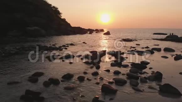 日落时帕洛姆海滩附近的岩石海滩果阿州印度视频的预览图