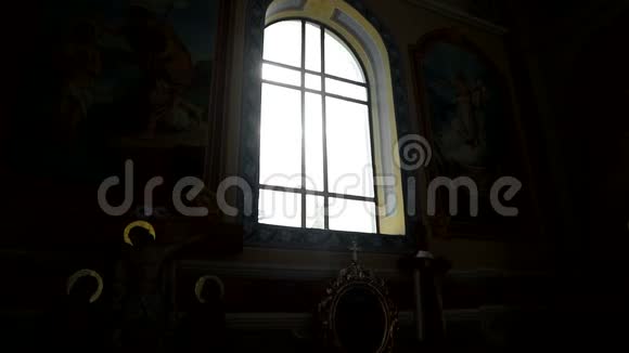 阳光透过教堂的彩色玻璃窗在旧教堂里闪烁着阳光的玻璃窗视频的预览图