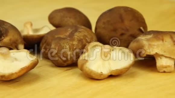木板上的蘑菇视频的预览图