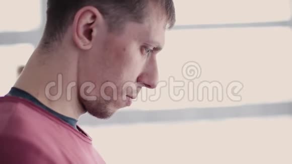 英俊的运动男子设置跑步机视频的预览图