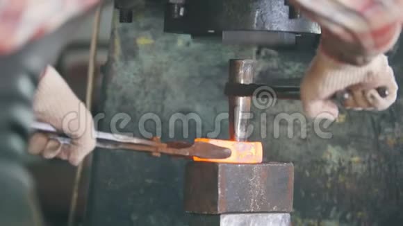 铁匠在工作时用电锤在铁砧上打洞用钢打洞工艺视频的预览图