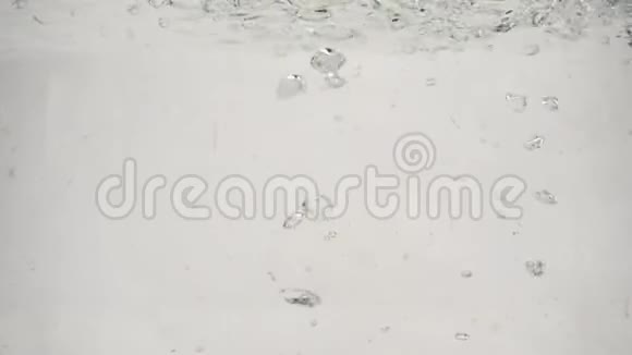 在白色背景下三个蘑菇棕色的香葵慢慢沉入沸水中视频的预览图