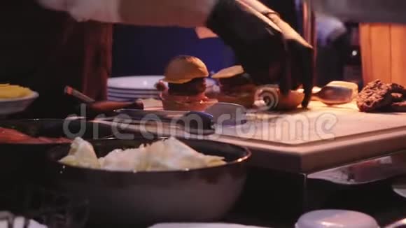 厨师在餐厅准备汉堡视频的预览图