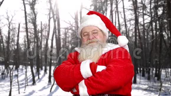 圣诞老人在户外竖起大拇指视频的预览图