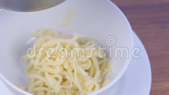 厨师把鸡汤和面条放在白碗里泼水视频的预览图
