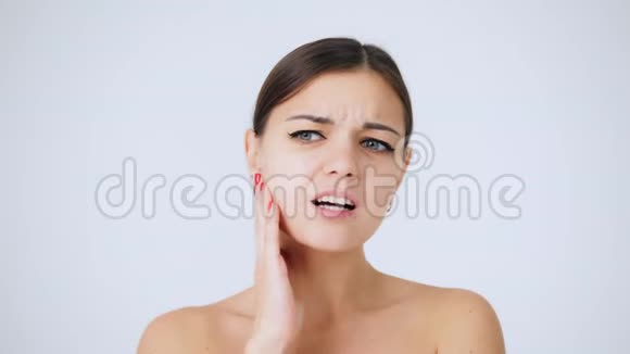 皱着眉头的妇女口腔有问题牙痛或龋齿的特写视频的预览图