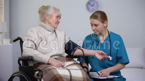 老年患者血压测量医生书写检查结果视频的预览图