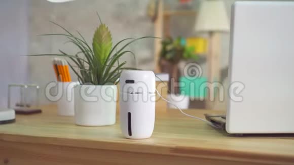 家里桌子上的超声波加湿器视频的预览图