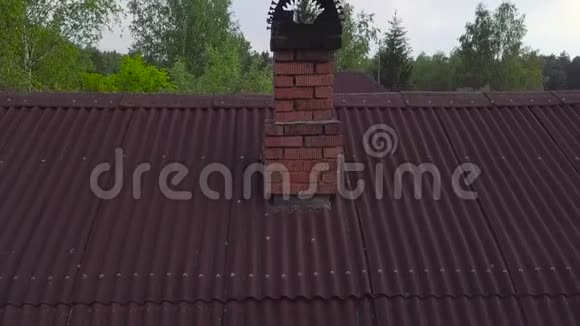 红砖烟囱和屋顶鸟瞰视频的预览图