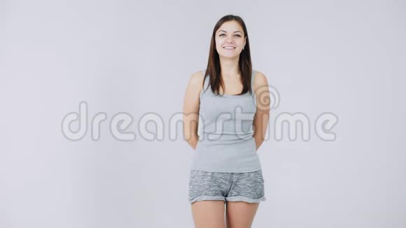 健康健康的女人对着镜头微笑女运动员健身女孩的肖像视频的预览图