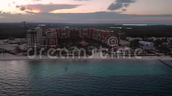 日落时分在墨西哥坎昆附近的海岸线和度假胜地进行空中拍摄视频的预览图