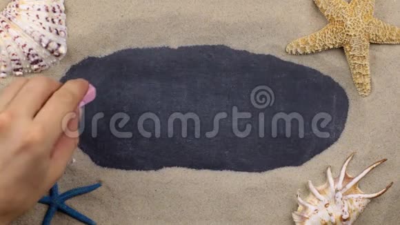 用粉笔在贝壳和星星中书写的字SRILANKA上景视频的预览图