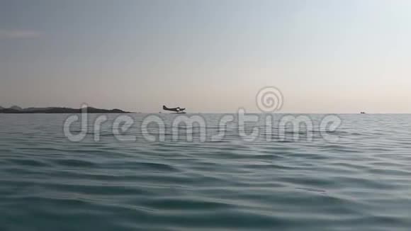 早上拍摄海面上的水平面背光反射地平线上有水上飞机在视频的预览图