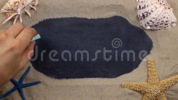 用粉笔在贝壳和星星中书写的GELENDZHIK手写的单词上景视频的预览图