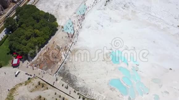 鸟瞰位于白色石灰石梯田上的温泉飞越土耳其帕穆卡莱的石灰华视频的预览图