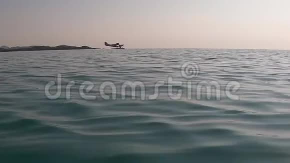 早上拍摄海面上的水平面背光反射地平线上有水上飞机在视频的预览图