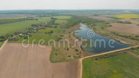5月用湖泊俯瞰白俄罗斯的田野视频的预览图