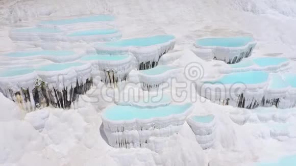 土耳其帕穆卡莱的石灰华全景位于白色石灰石梯田上的温泉空中镜头视频的预览图