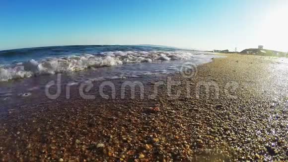日落时沙滩上的海浪视频的预览图