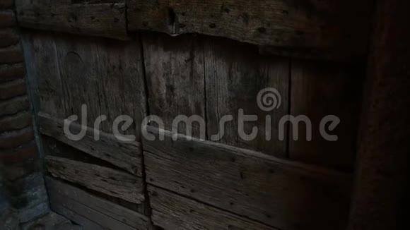 尼米古堡历史中心的木门视频的预览图