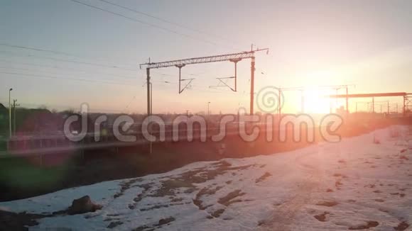 在风景如画的朝阳背景下冬季高速列车的俯视图视频的预览图