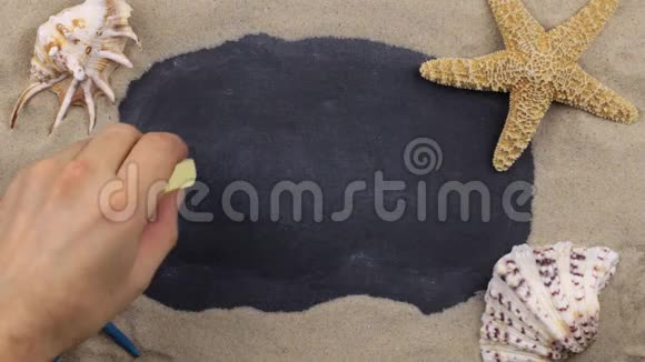 用粉笔在贝壳和星星中书写的单词BALI上景视频的预览图