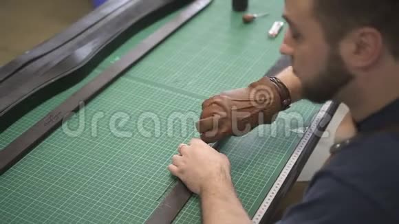 袋柄由皮革师傅在车间缝制视频的预览图