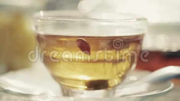 杯中的热果味饮料正冒着热气视频的预览图
