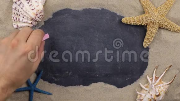 用粉笔在贝壳和星星中书写的IBIZA手写字上景视频的预览图