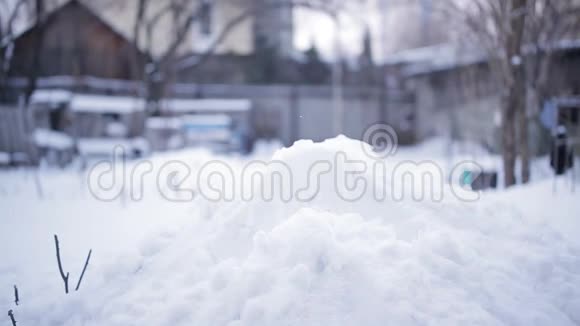 院子里的雪雪地里的铲子视频的预览图