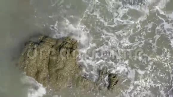 海浪拍打着克里米亚的岩石夏天阳光明媚海喷在岩石上视频的预览图