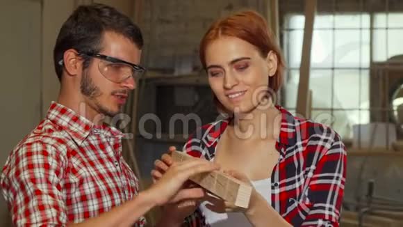 男木匠在车间帮他的女助手视频的预览图