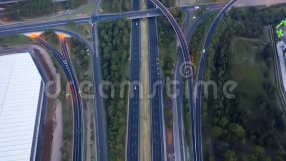 高速公路立交桥的超高垂俯视图视频的预览图