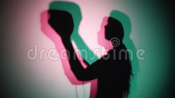 抽象彩色背景与妇女戴上VR耳机视频的预览图