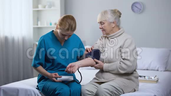 心脏病专家测量老年女性患者血压专业医疗视频的预览图
