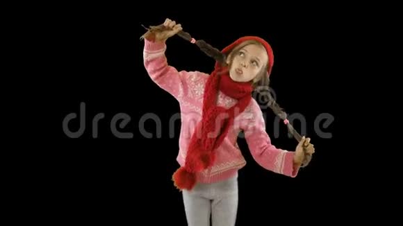 一个大约10岁和12岁的小女孩戴着一顶红色针织帽子和围巾把她的辫子放在手里然后游泳视频的预览图