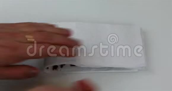 用餐巾纸烘干的烟草视频的预览图
