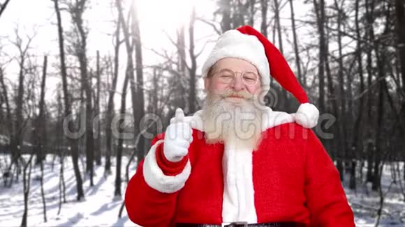 年长的圣诞老人竖起两个大拇指视频的预览图