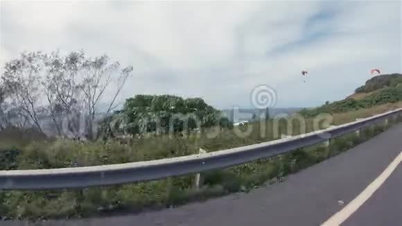 滑翔伞的滑翔伞人们对滑翔飞得很高户外休闲活动视频的预览图