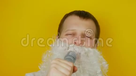 有着白胡子和麦克风的男人在黄墙背景上唱歌视频的预览图