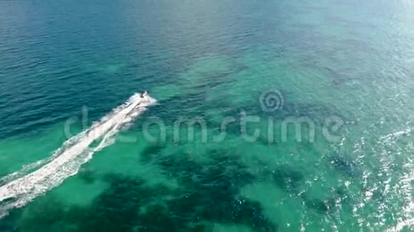 在墨西哥坎昆附近的绿松石水域一个单一的海杜赛车的空中镜头视频的预览图
