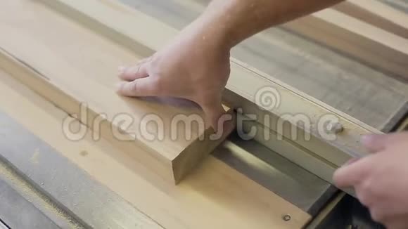 木工锯在桌子上的木板上圆锯上视频的预览图
