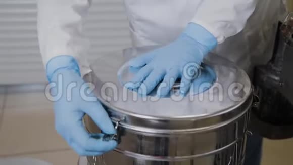 实验室工作人员将药瓶放入灭菌容器中视频的预览图