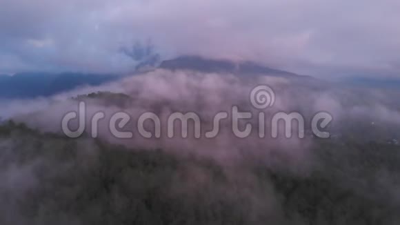 从巴图尔山上方的无人机观看从阿贡山观看古南巴图尔和古南阿贡印度尼西亚巴厘晚上时间和视频的预览图