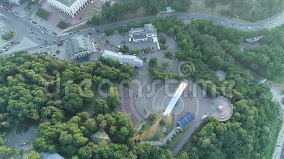 基辅人民友谊拱门公园VladimirskayaGorka圣迈克尔金雕寺的鸟瞰图视频的预览图
